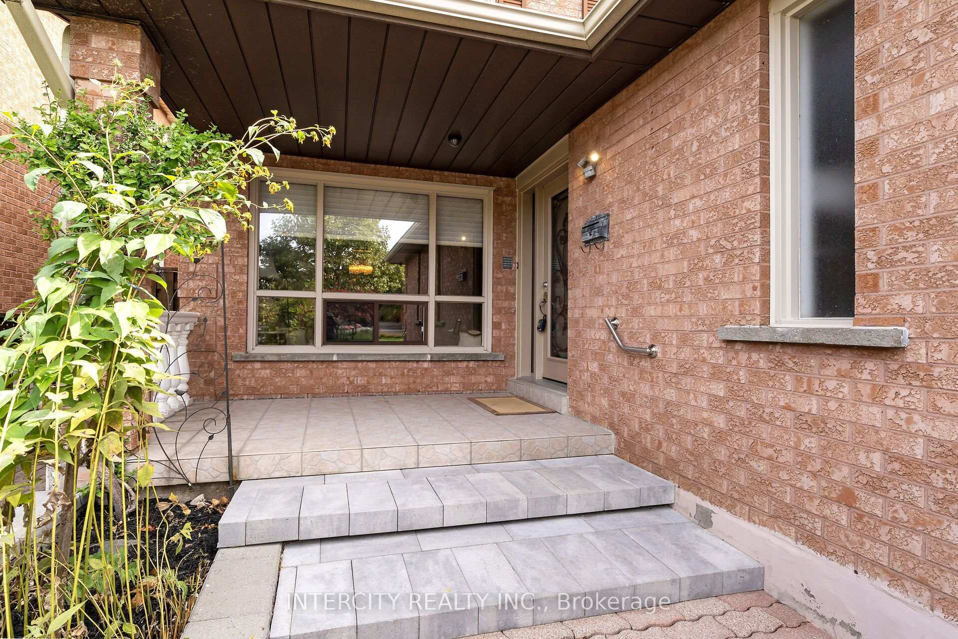 Photo 5 of 57 Kaiser Drive, Vaughan, West Woodbridge — HOMEH