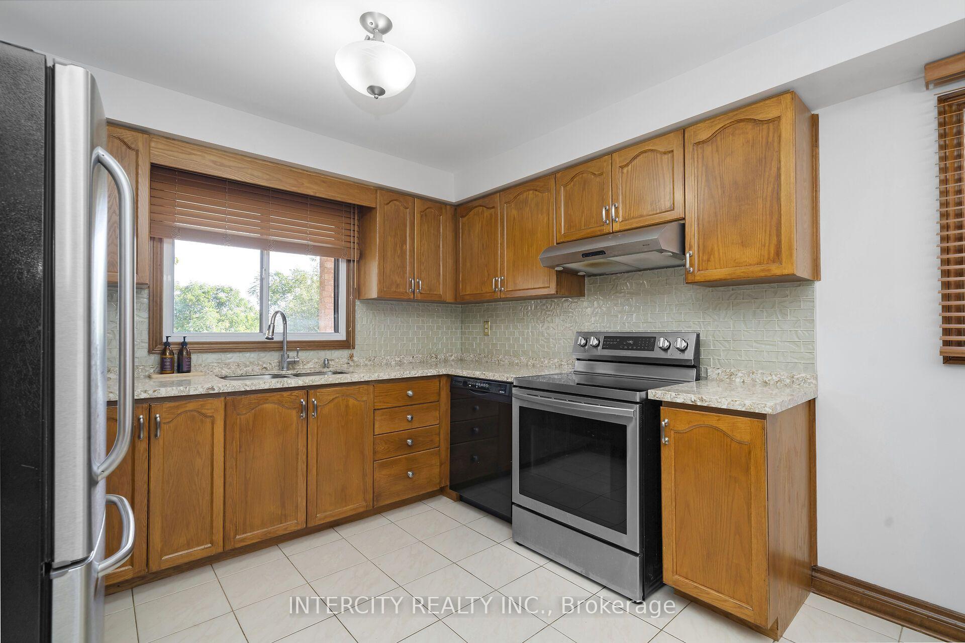 Photo 27 of 57 Kaiser Drive, Vaughan, West Woodbridge — HOMEH