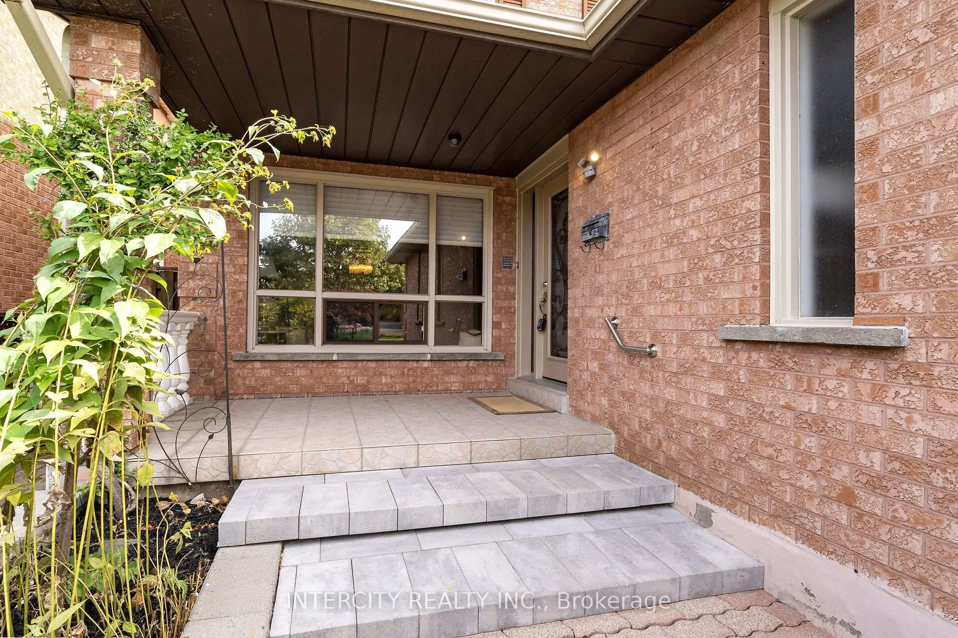 Photo 6 of 57 Kaiser Drive, Vaughan, West Woodbridge — HOMEH