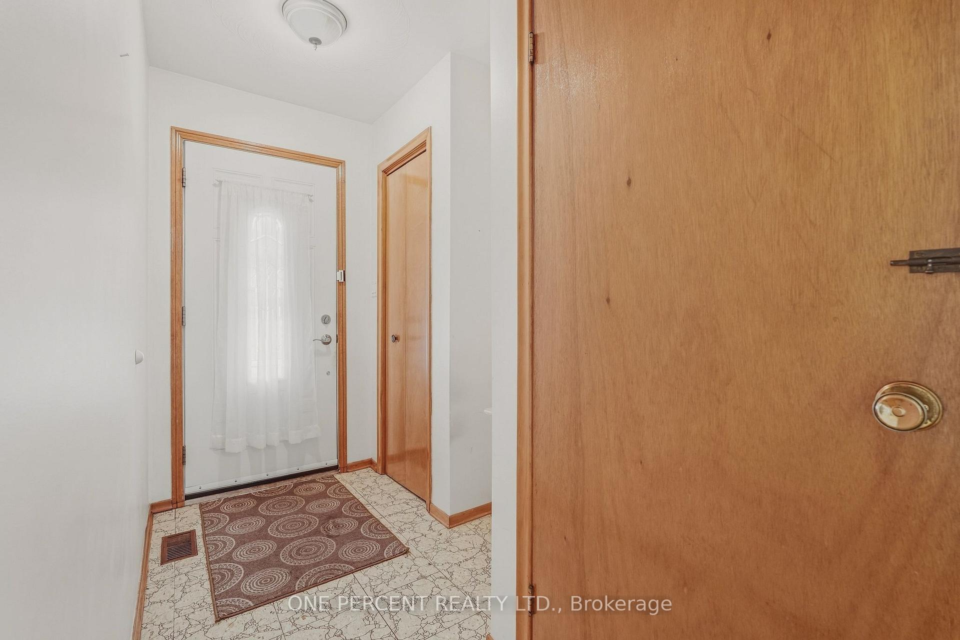 Photo 3 of 137 Picton Street E, Hamilton, North End — HOMEH