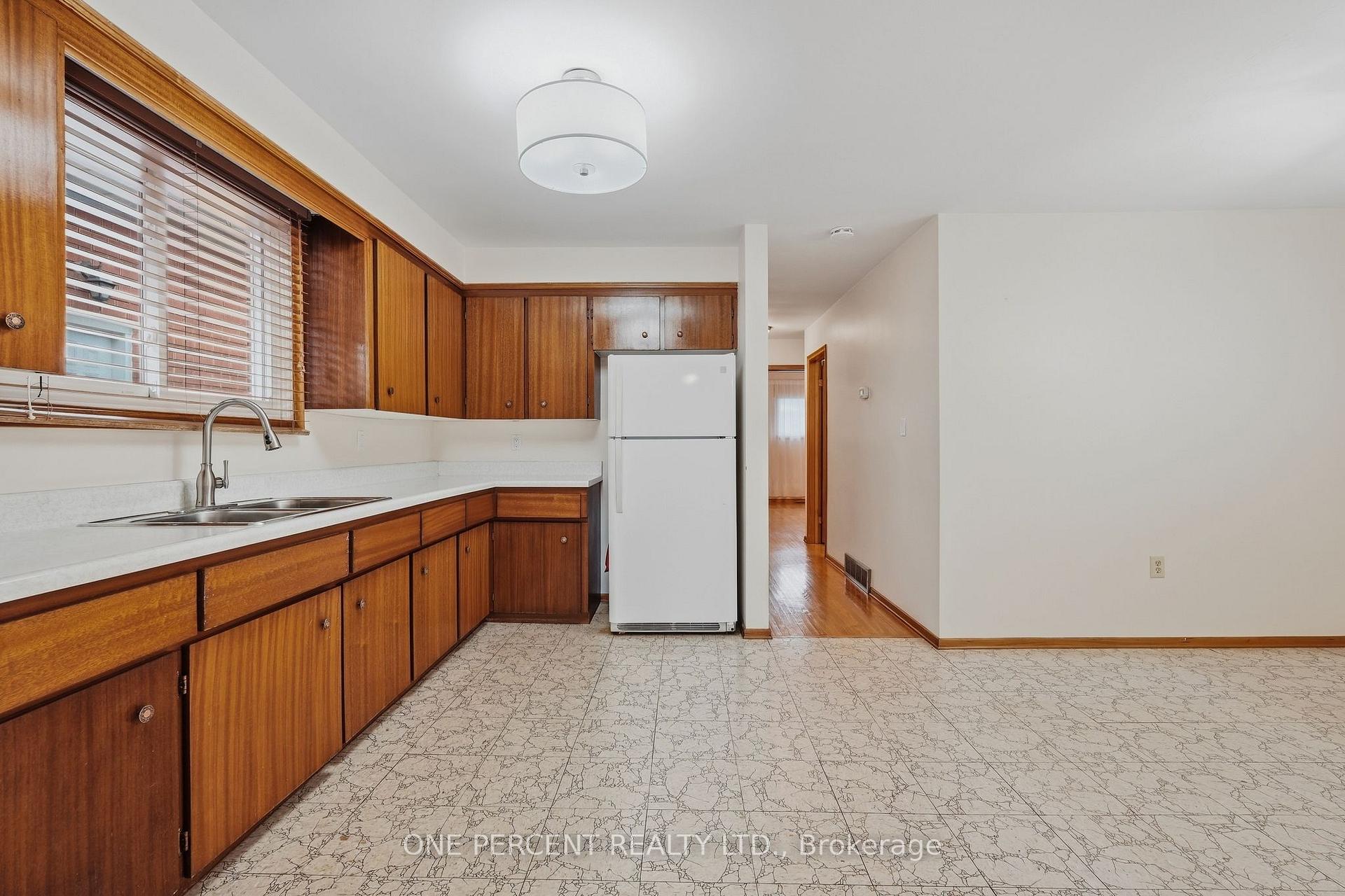 Photo 4 of 137 Picton Street E, Hamilton, North End — HOMEH