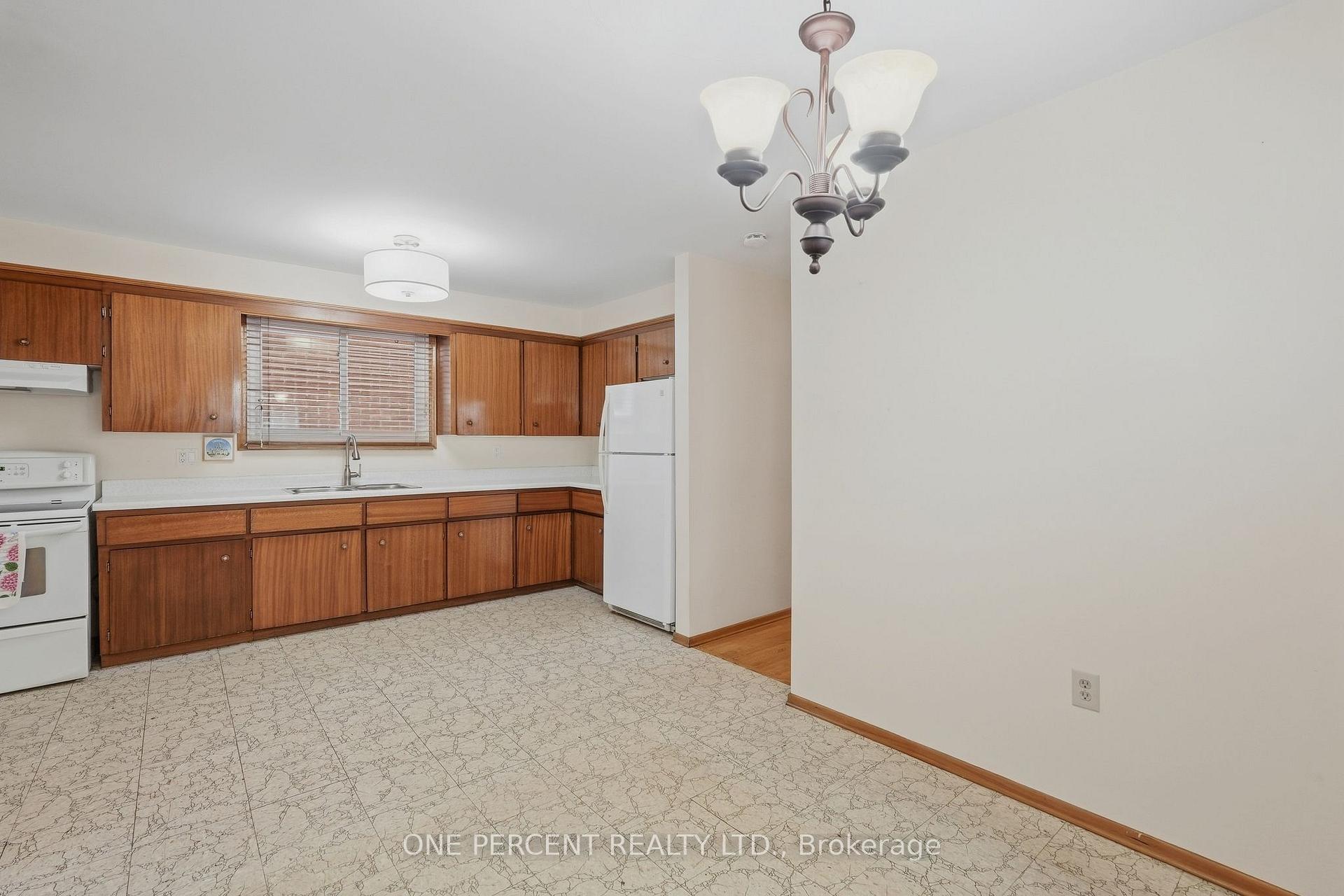 Photo 7 of 137 Picton Street E, Hamilton, North End — HOMEH