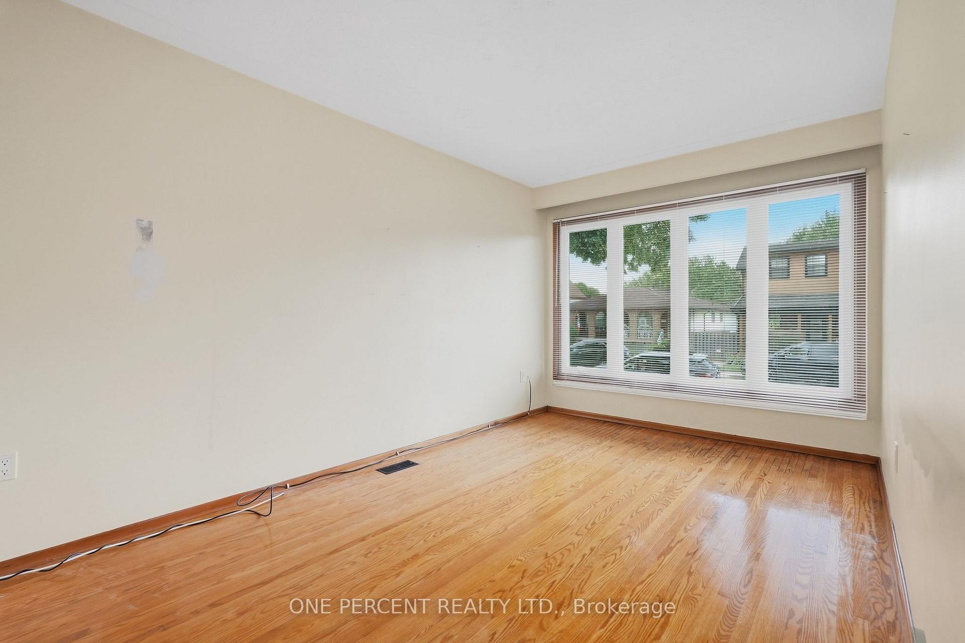 Photo 9 of 137 Picton Street E, Hamilton, North End — HOMEH