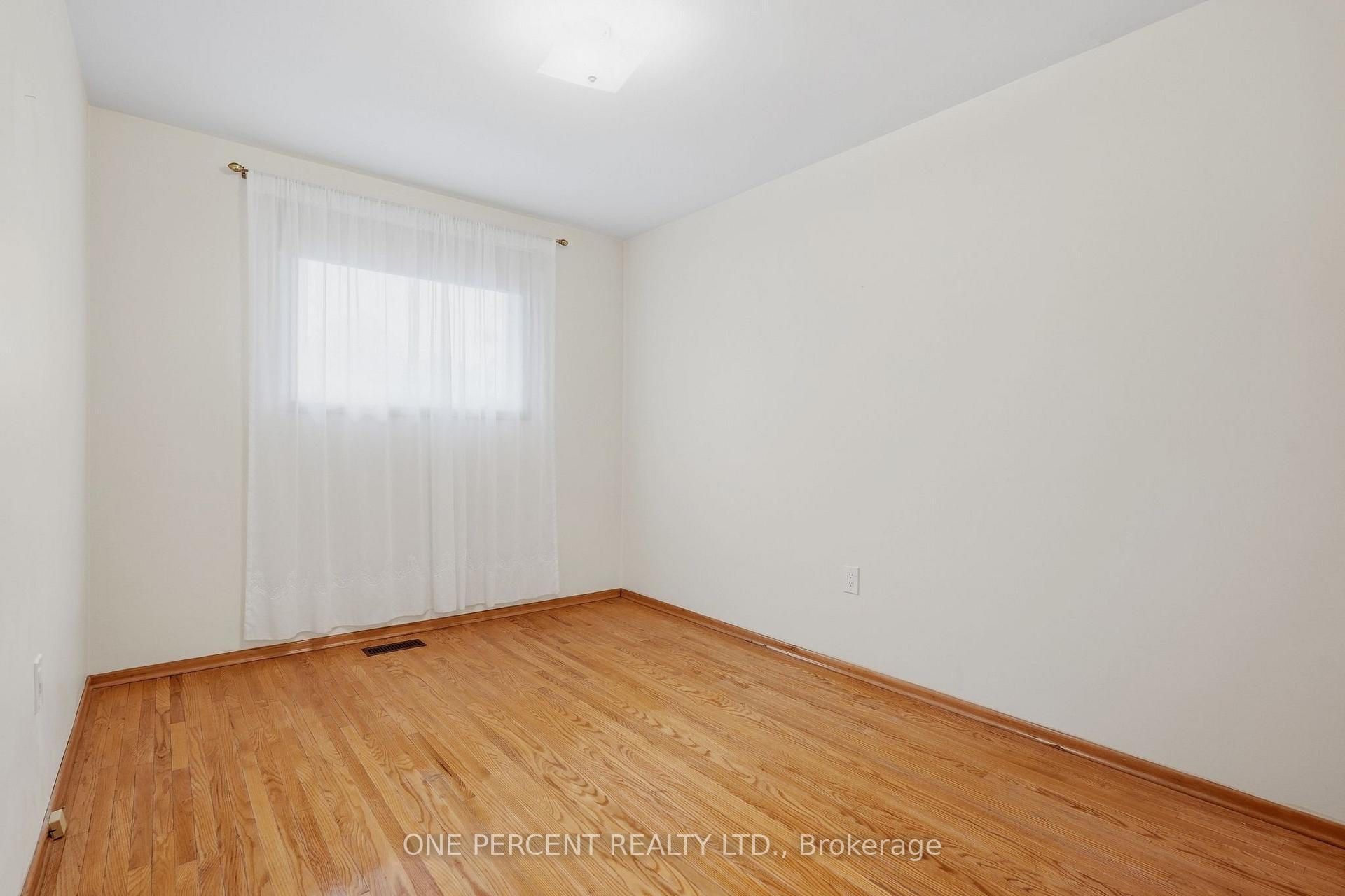 Photo 11 of 137 Picton Street E, Hamilton, North End — HOMEH