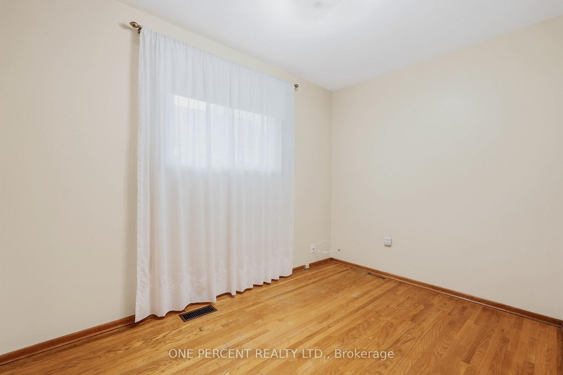 Photo 15 of 137 Picton Street E, Hamilton, North End — HOMEH