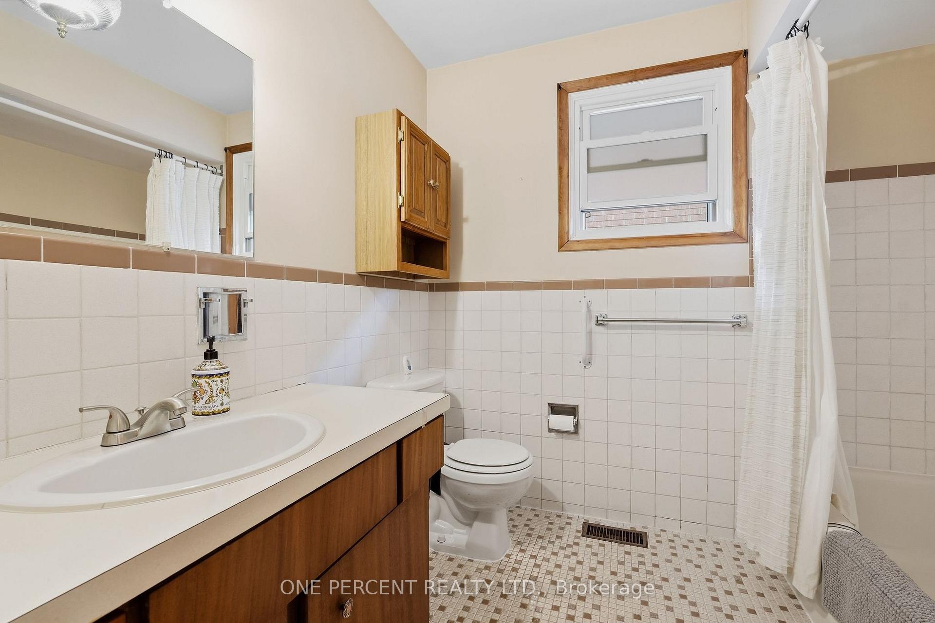 Photo 16 of 137 Picton Street E, Hamilton, North End — HOMEH