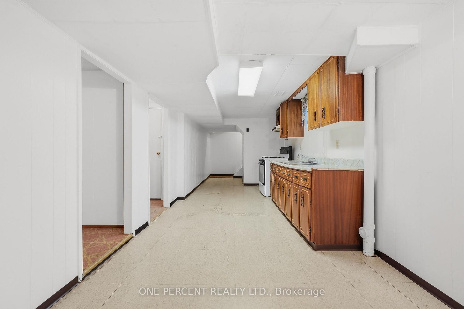 Photo 19 of 137 Picton Street E, Hamilton, North End — HOMEH