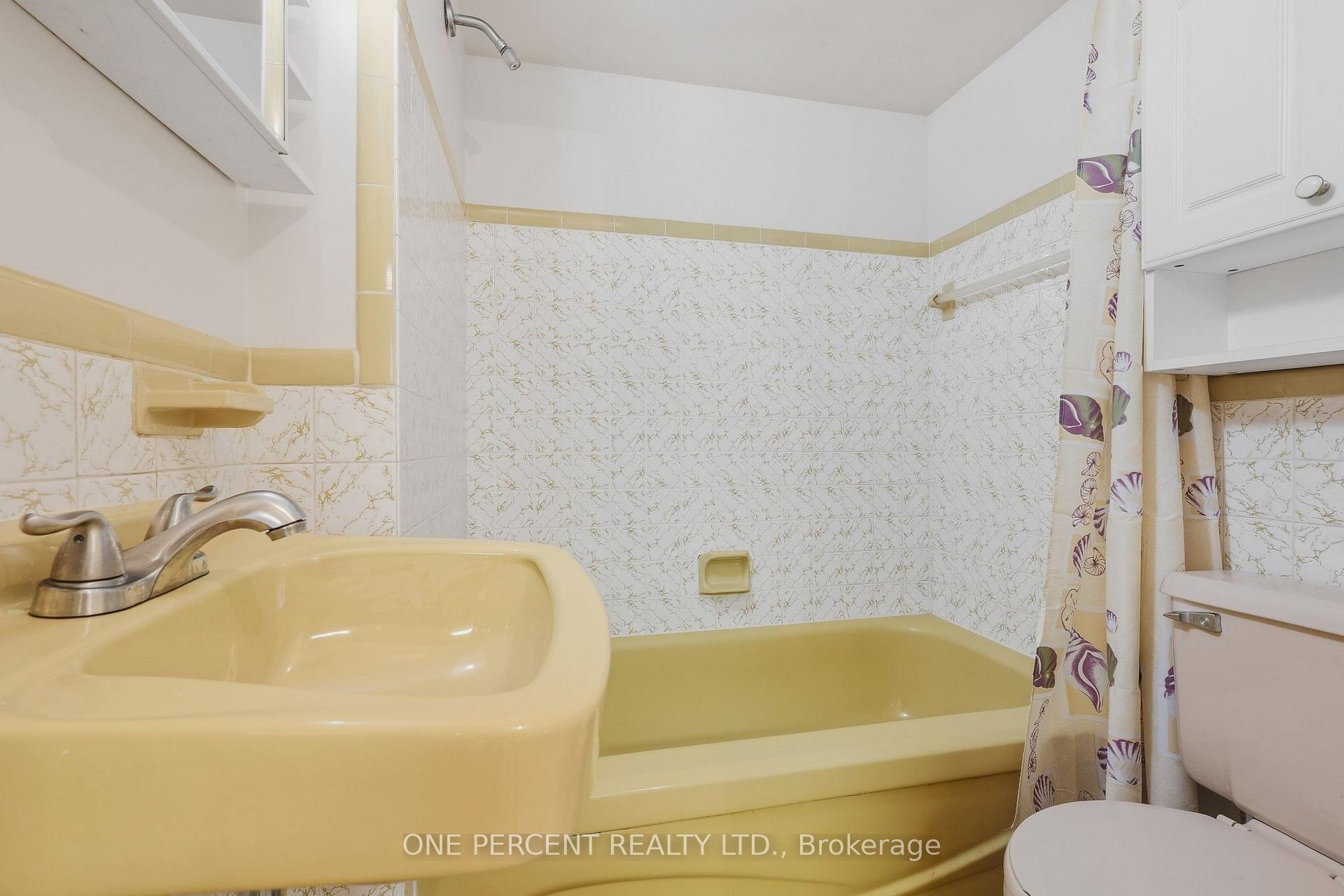 Photo 23 of 137 Picton Street E, Hamilton, North End — HOMEH