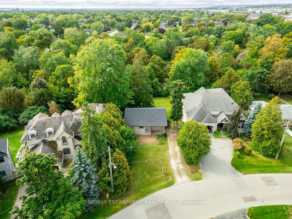 Photo 3 of 526 Stafford Drive, Oakville, West — HOMEH
