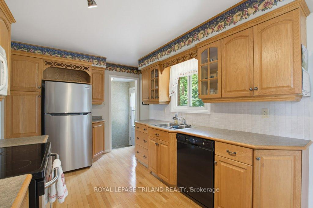 Photo 11 of 5 Warren Crescent, St. Thomas — HOMEH
