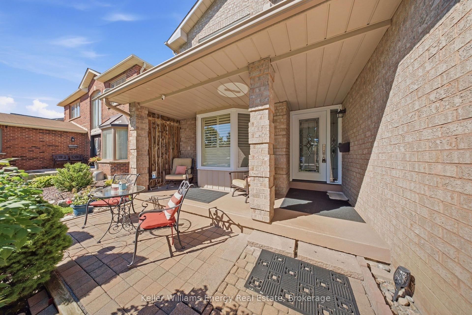 Photo 2 of 1083 Ridge Valley Drive, Oshawa, Pinecrest — HOMEH