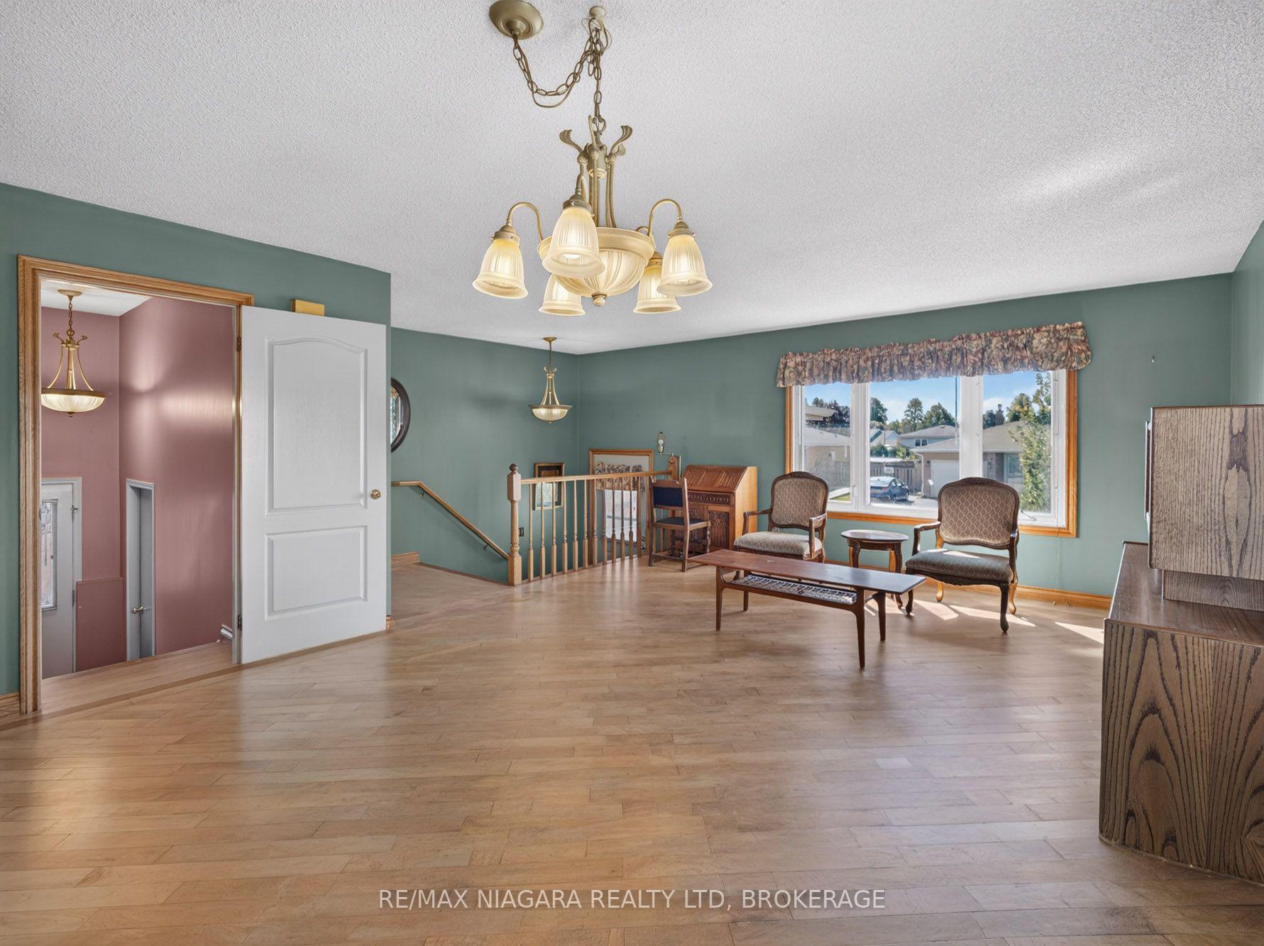 Photo 2 of 7905 Salisbury Place, Niagara Falls, West Wood — HOMEH