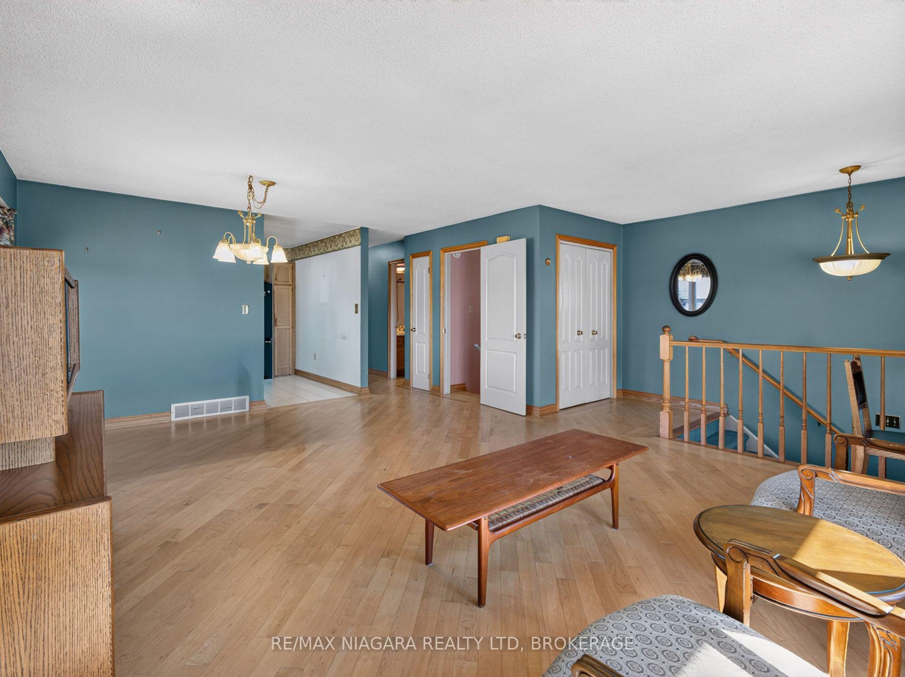 Photo 3 of 7905 Salisbury Place, Niagara Falls, West Wood — HOMEH