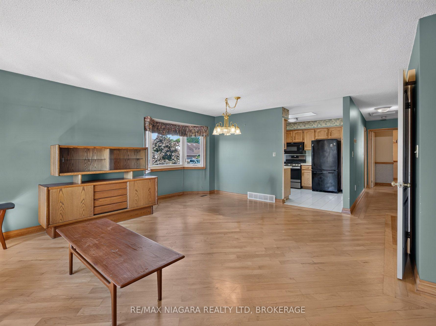 Photo 4 of 7905 Salisbury Place, Niagara Falls, West Wood — HOMEH