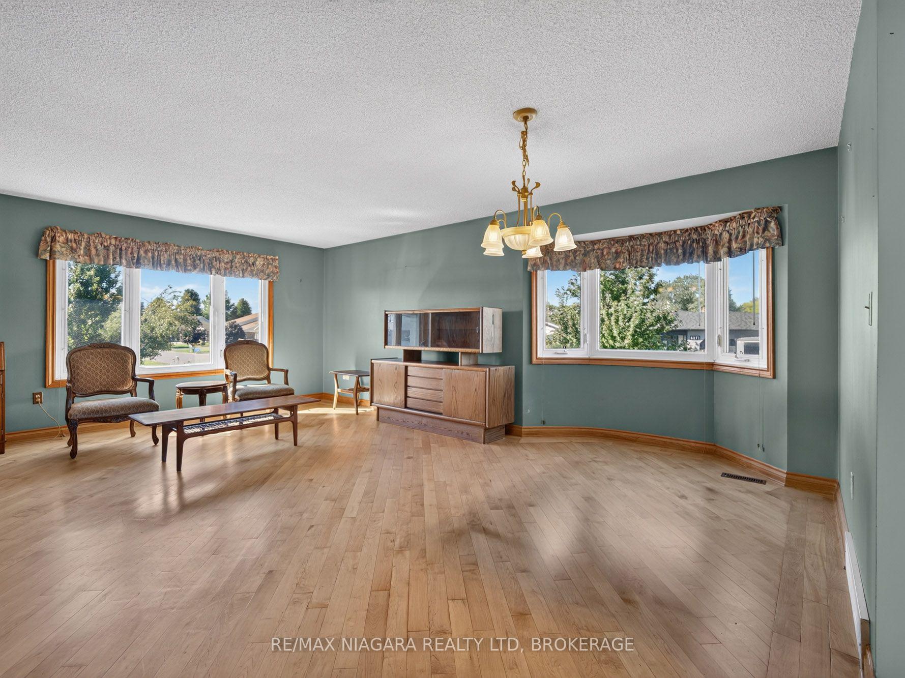 Photo 5 of 7905 Salisbury Place, Niagara Falls, West Wood — HOMEH