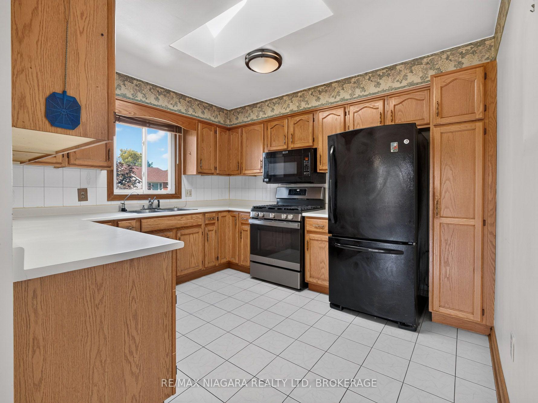 Photo 7 of 7905 Salisbury Place, Niagara Falls, West Wood — HOMEH