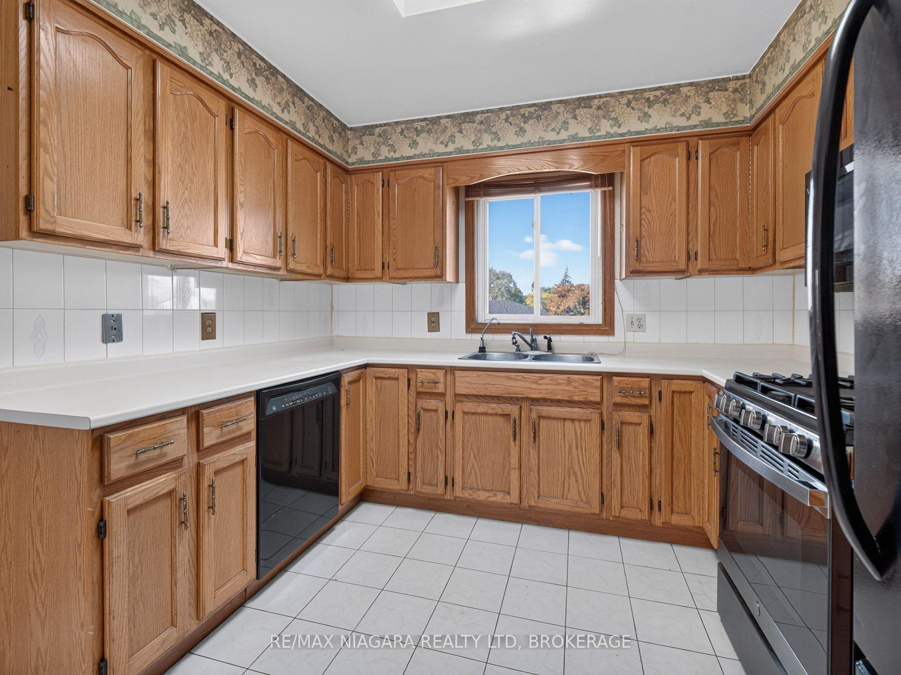 Photo 8 of 7905 Salisbury Place, Niagara Falls, West Wood — HOMEH