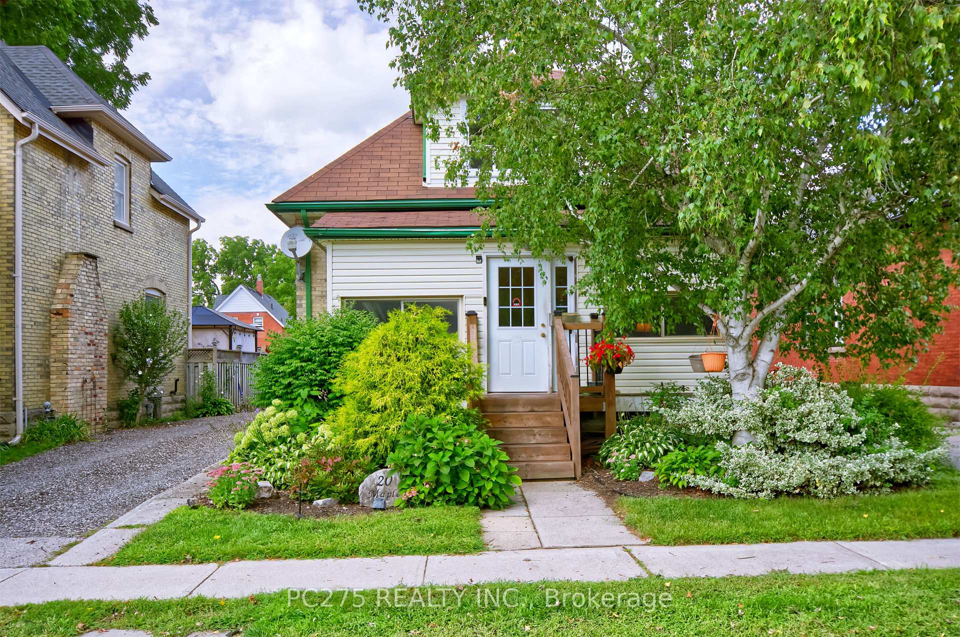 Photo 2 of 20 Maple Street, St. Thomas — HOMEH