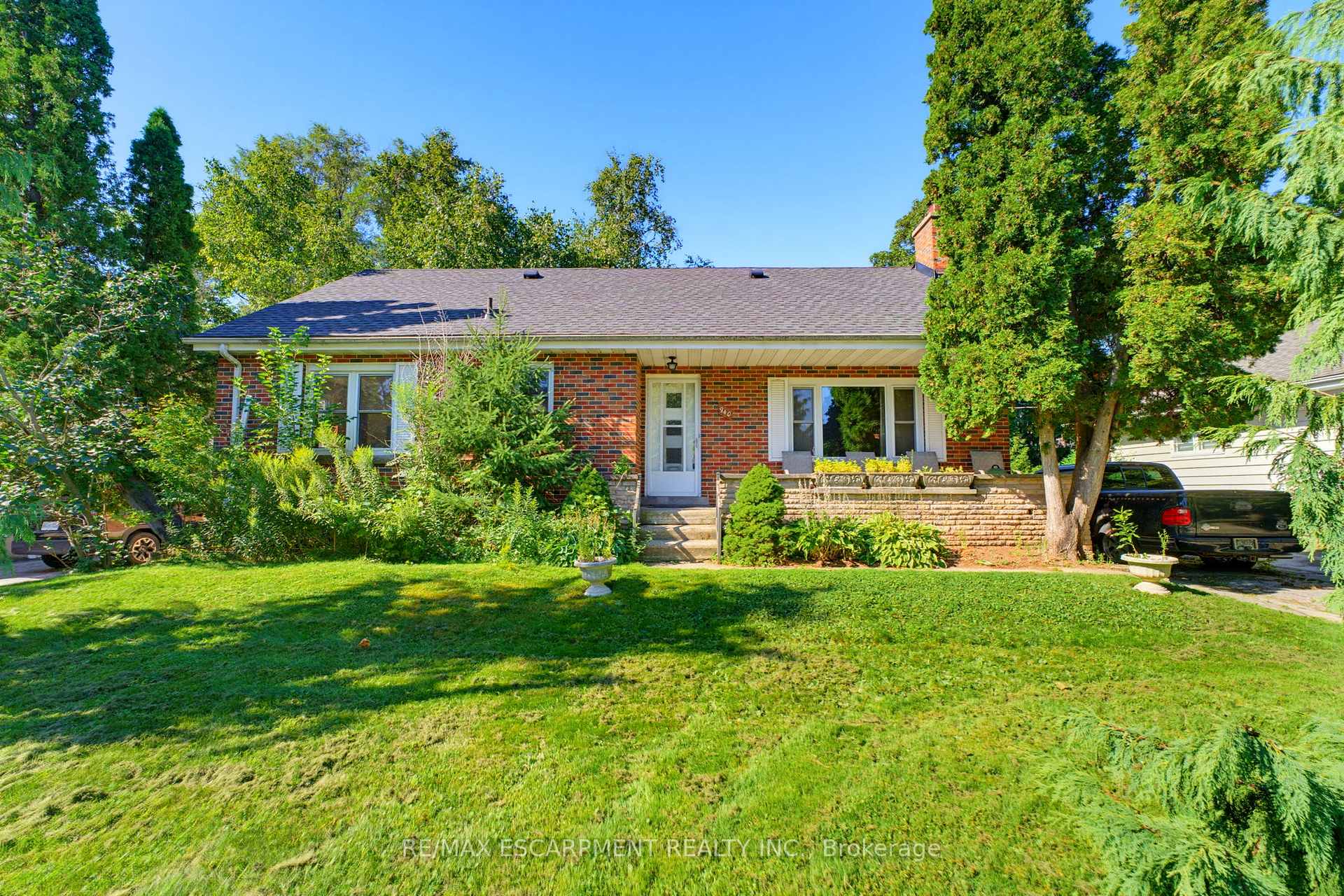 Photo 2 of 940 Harvey Place, Burlington, LaSalle — HOMEH