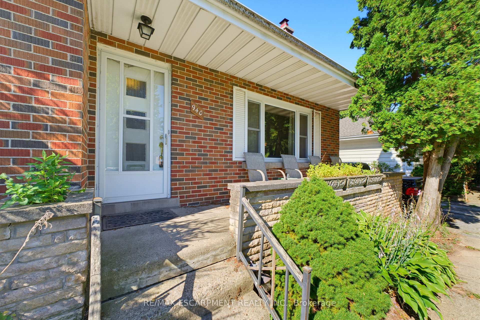 Photo 3 of 940 Harvey Place, Burlington, LaSalle — HOMEH