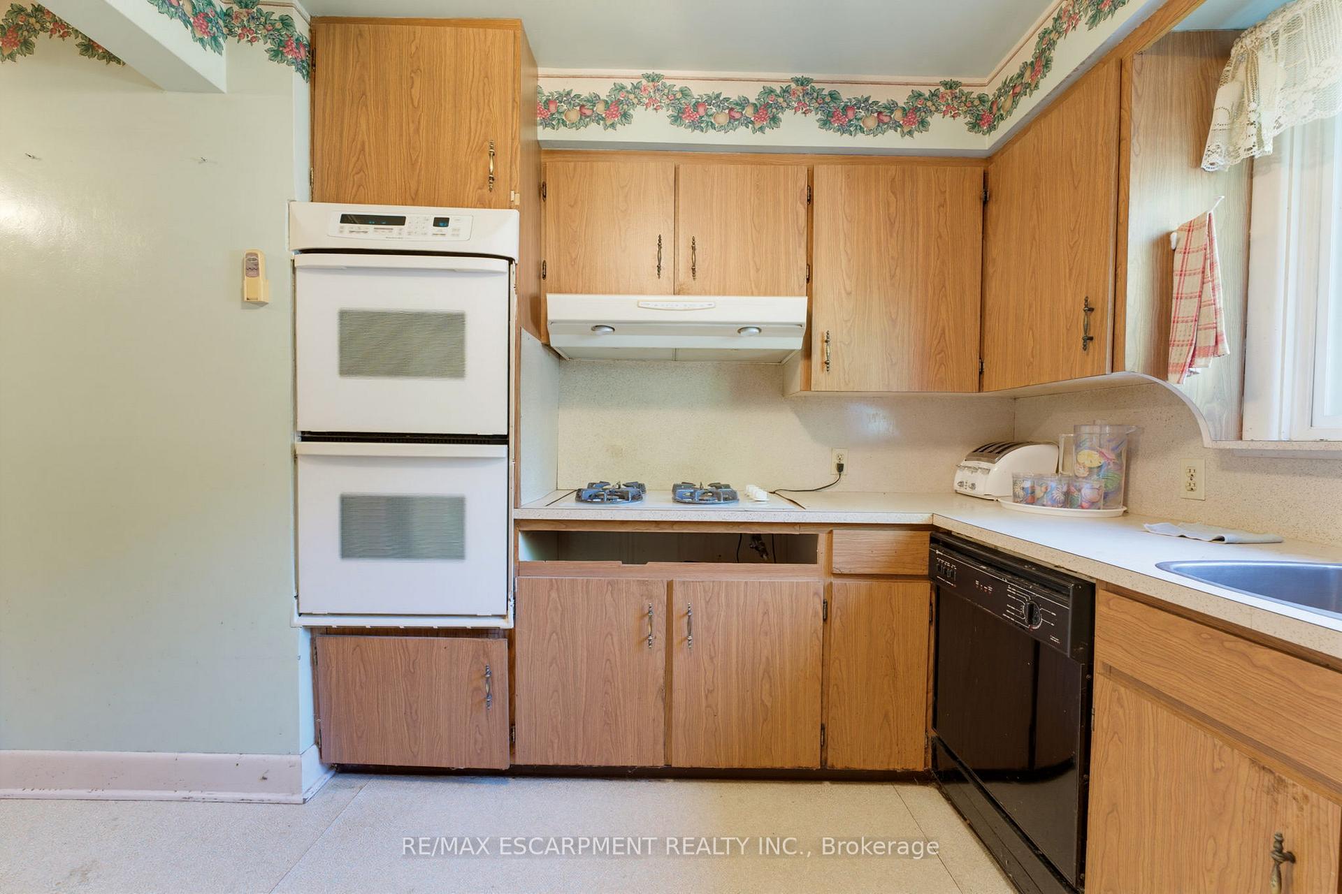 Photo 10 of 940 Harvey Place, Burlington, LaSalle — HOMEH