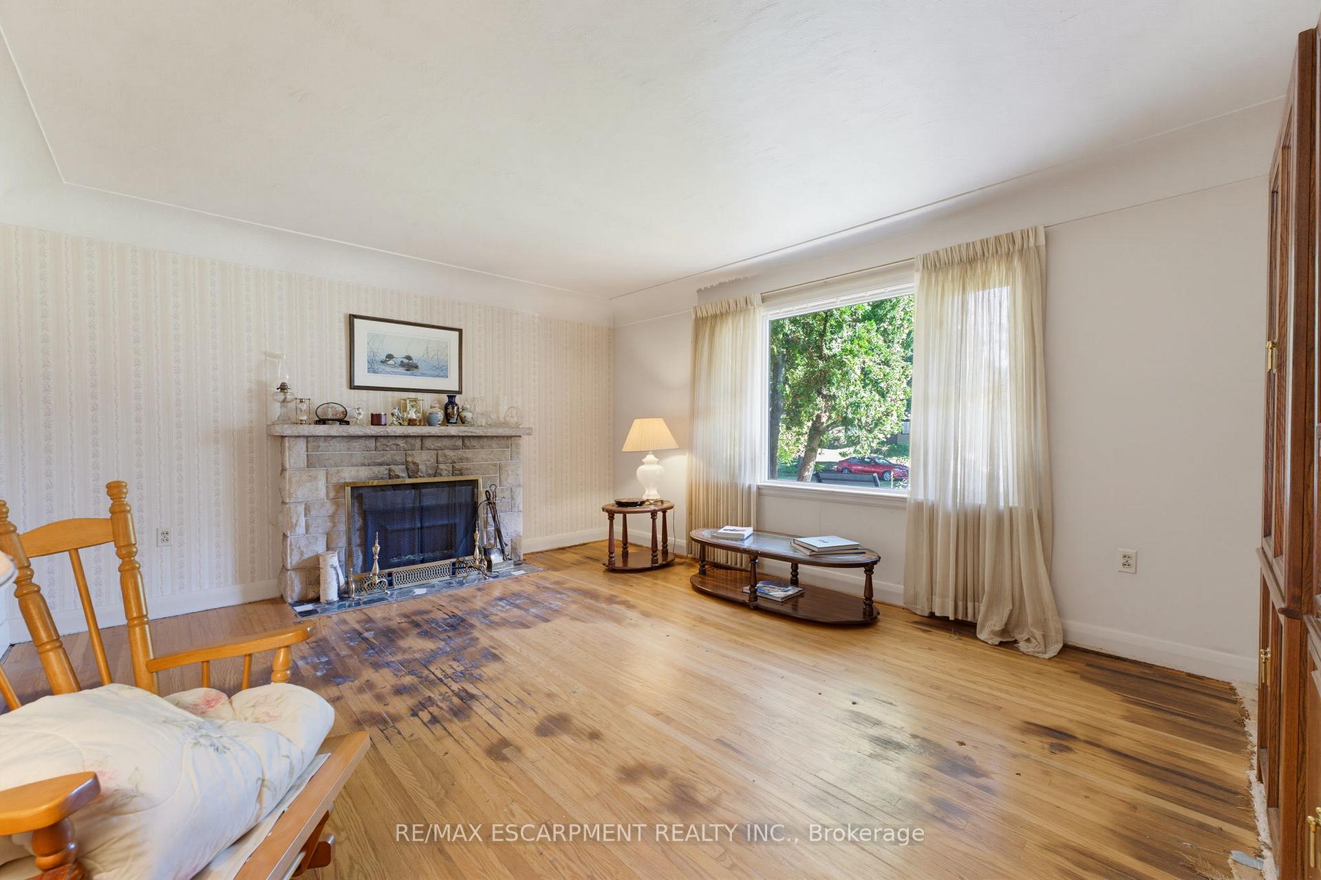 Photo 14 of 940 Harvey Place, Burlington, LaSalle — HOMEH