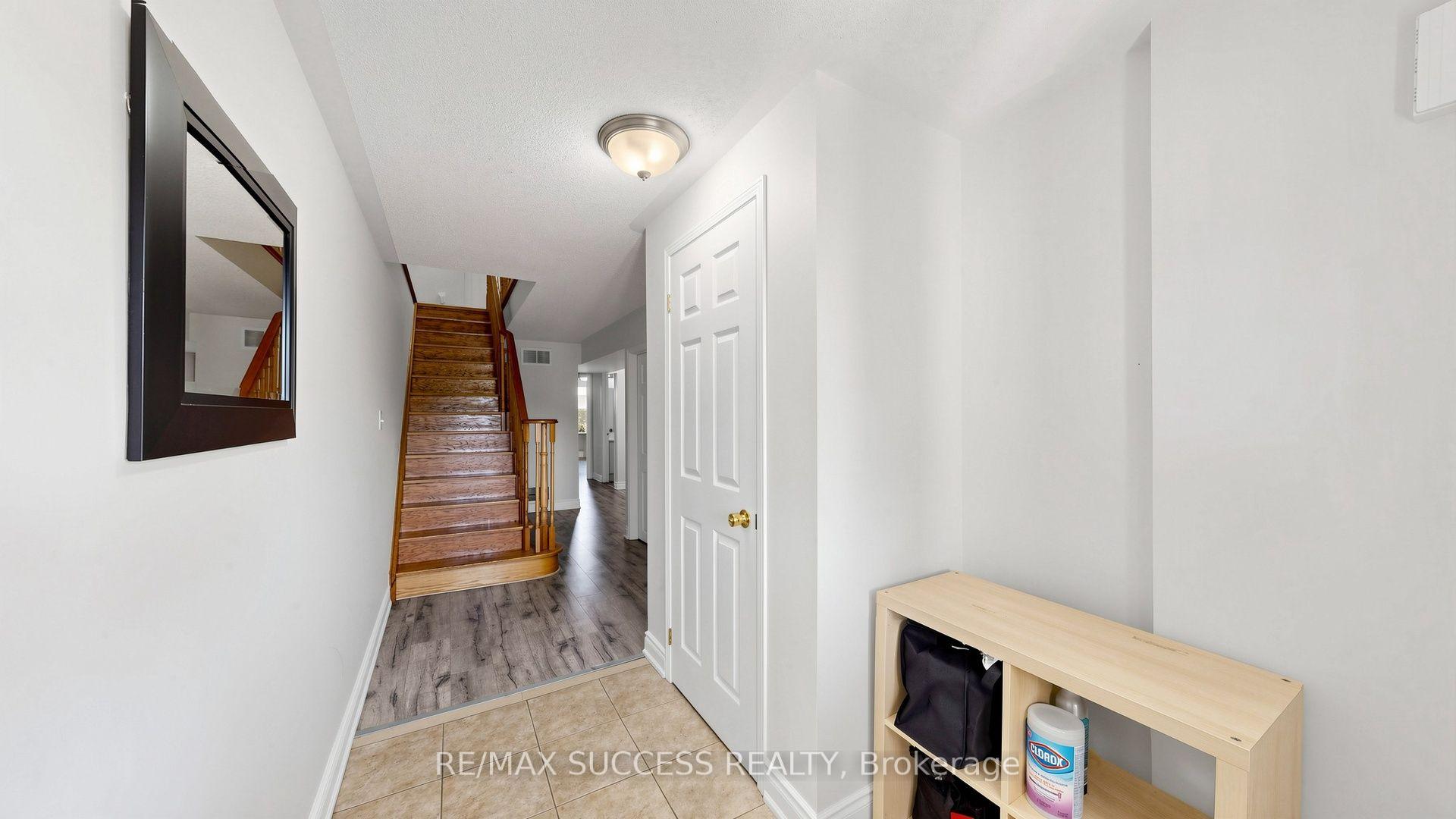Photo 3 of 19 Boot Terrace, North York, York University Heights — HOMEH