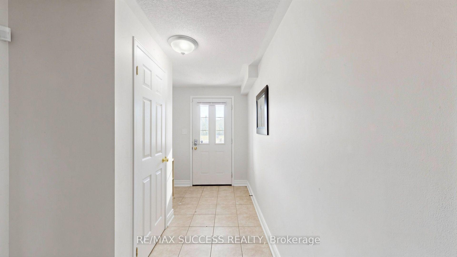 Photo 4 of 19 Boot Terrace, North York, York University Heights — HOMEH