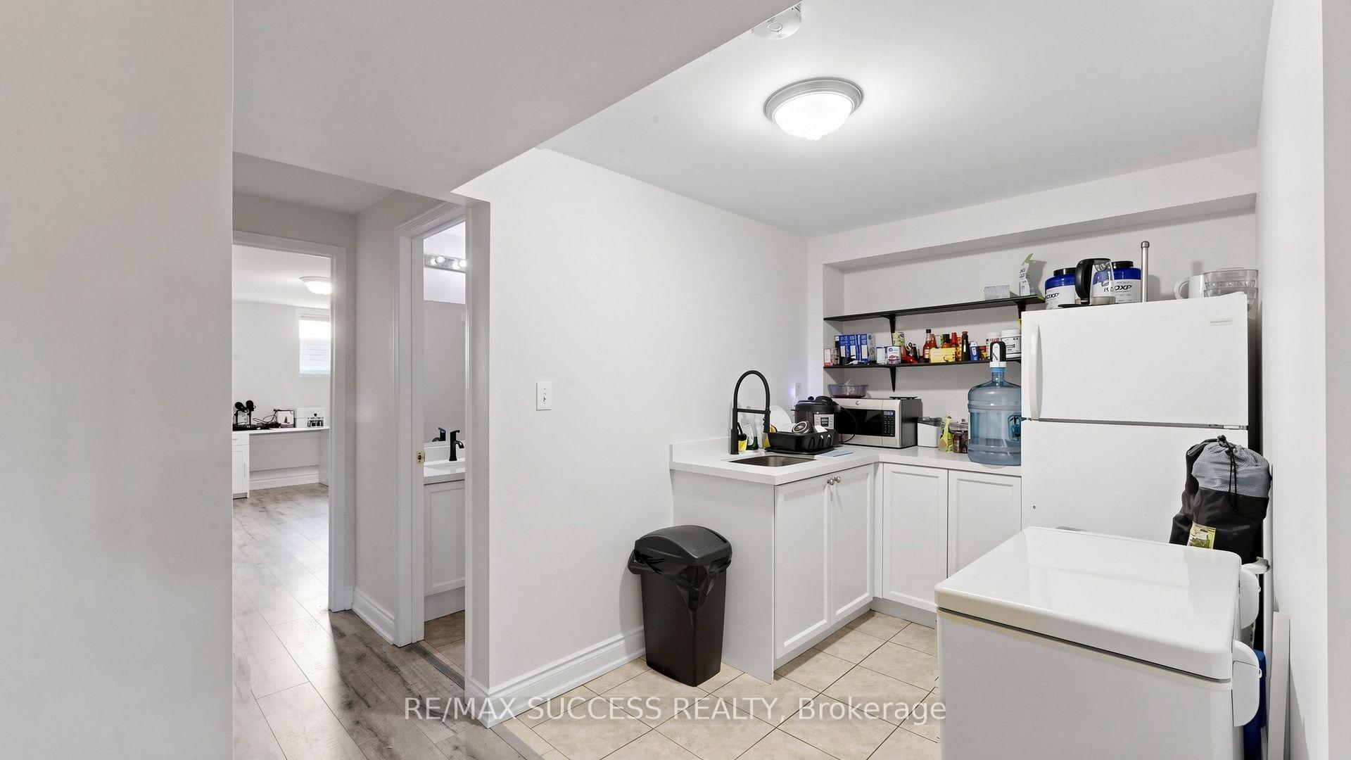 Photo 5 of 19 Boot Terrace, North York, York University Heights — HOMEH