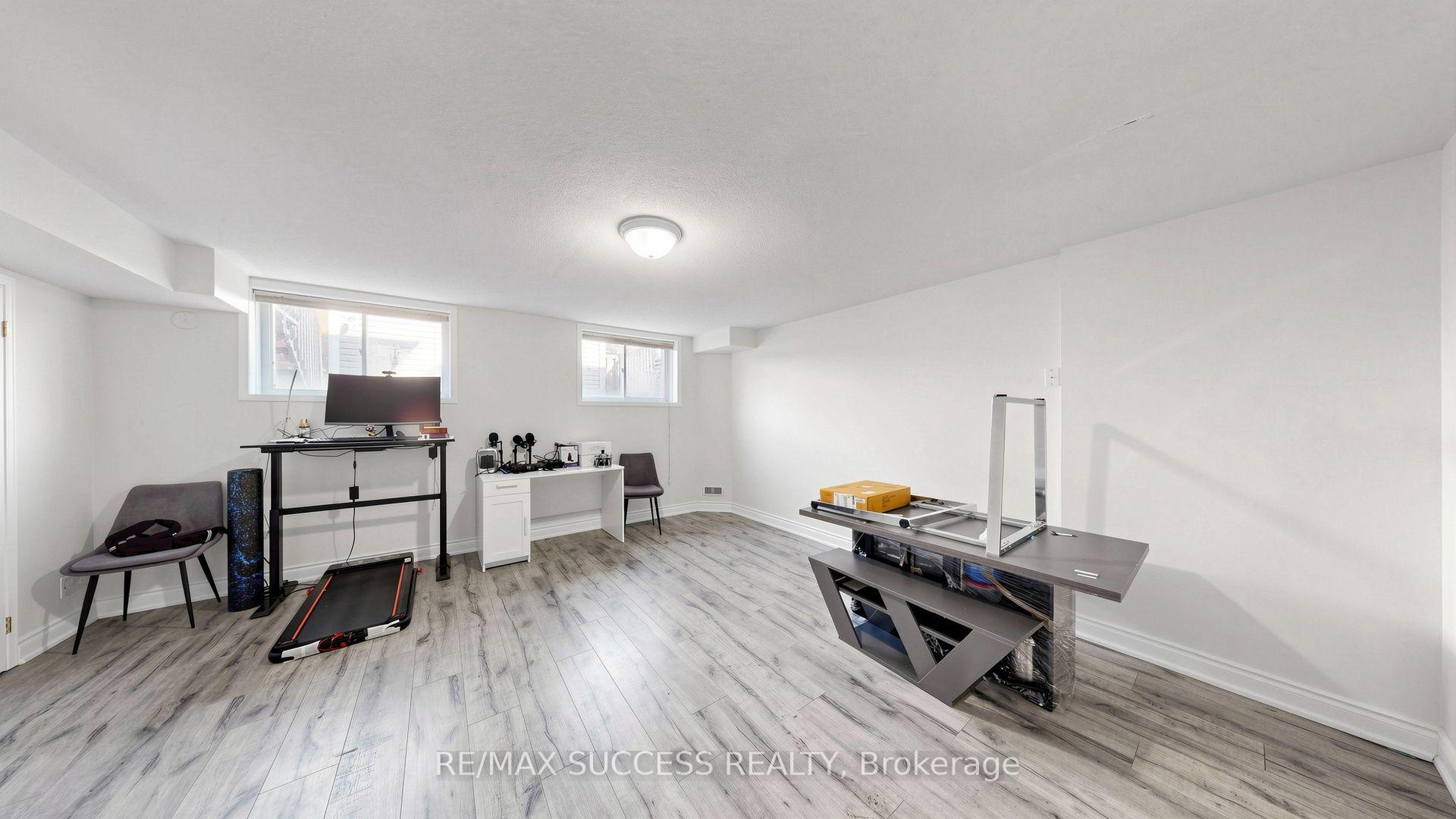Photo 6 of 19 Boot Terrace, North York, York University Heights — HOMEH