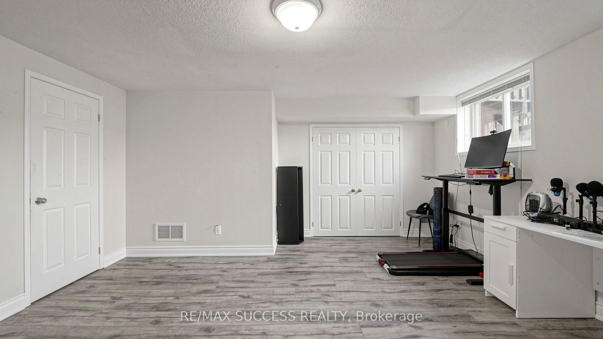 Photo 7 of 19 Boot Terrace, North York, York University Heights — HOMEH