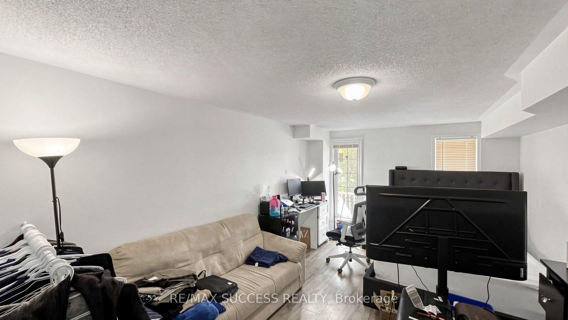 Photo 9 of 19 Boot Terrace, North York, York University Heights — HOMEH