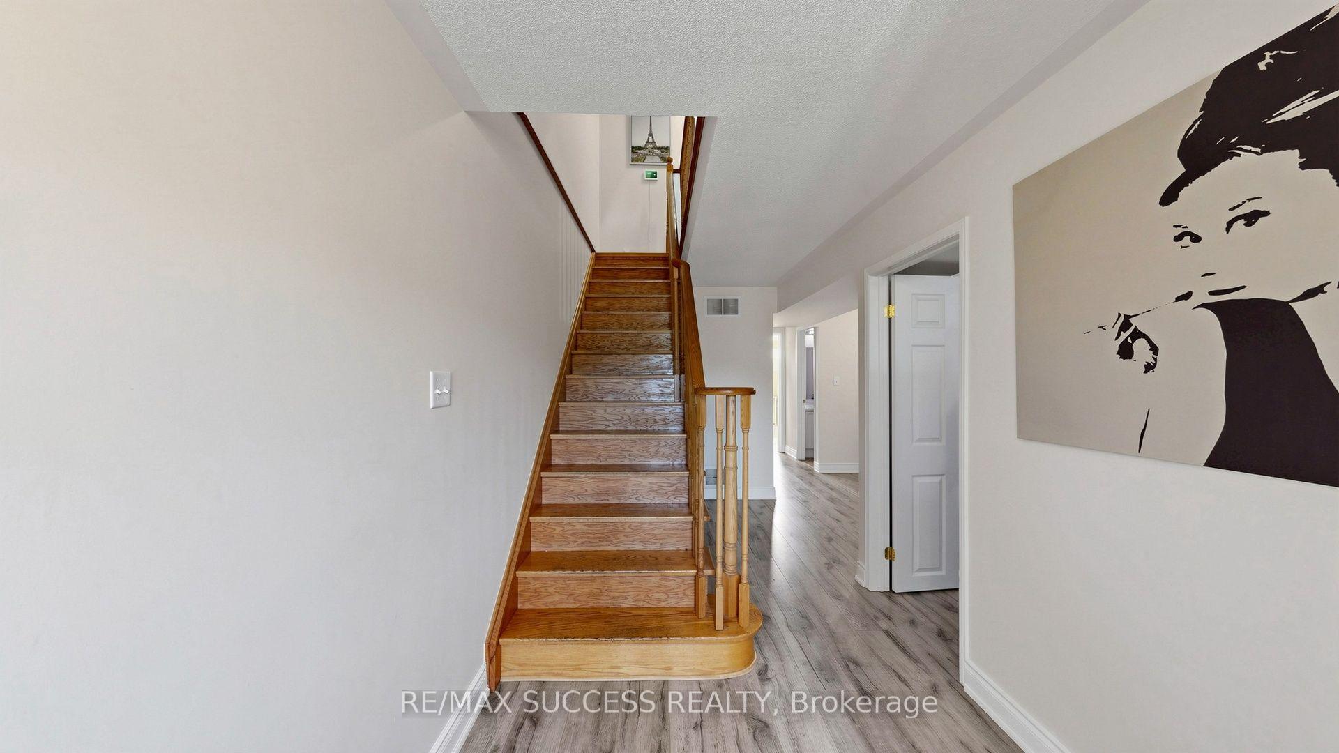 Photo 10 of 19 Boot Terrace, North York, York University Heights — HOMEH