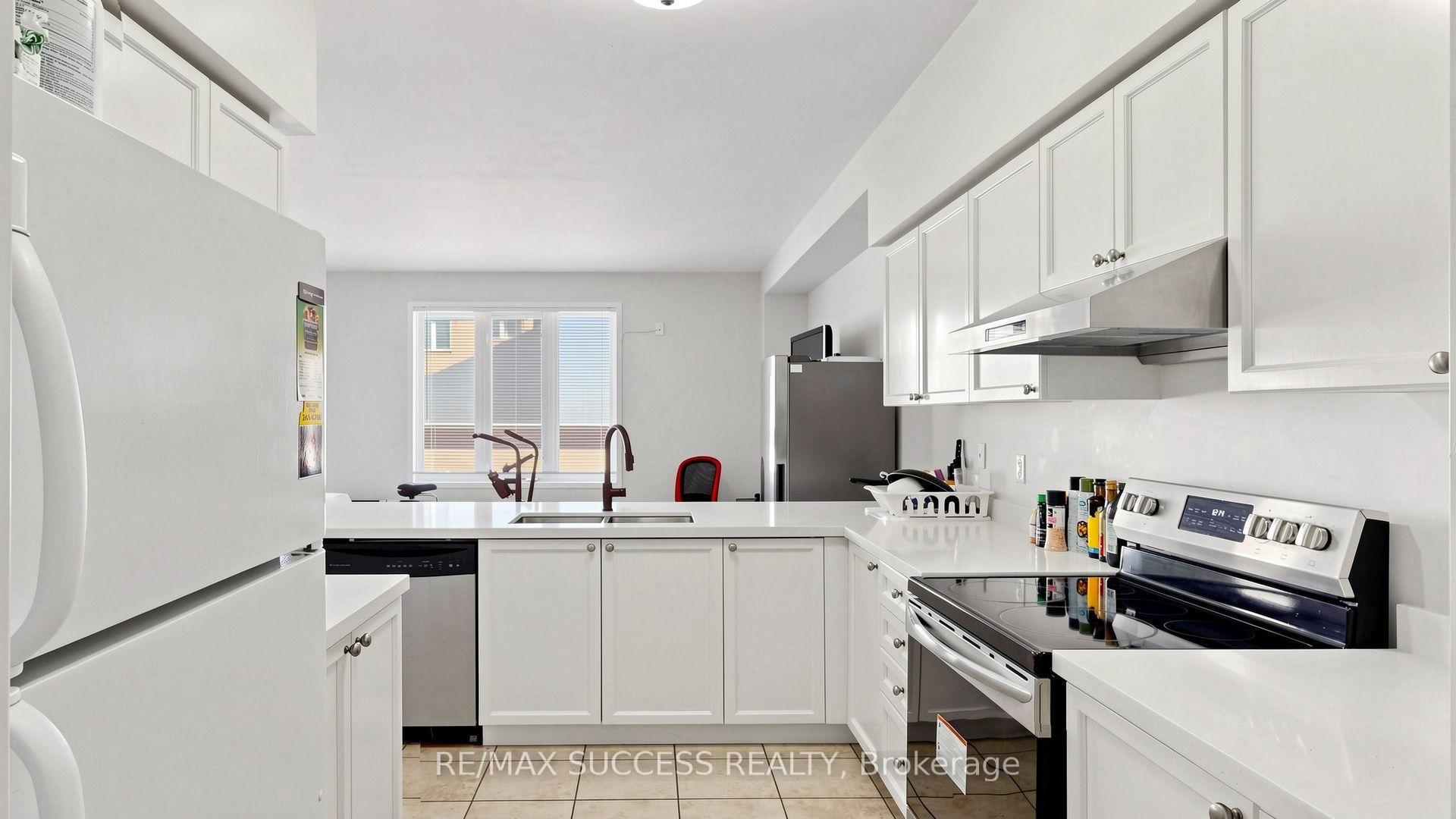 Photo 11 of 19 Boot Terrace, North York, York University Heights — HOMEH