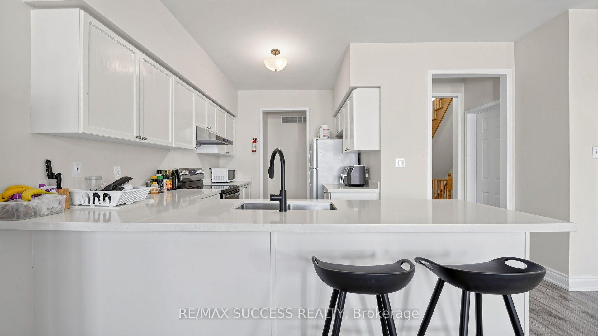 Photo 12 of 19 Boot Terrace, North York, York University Heights — HOMEH