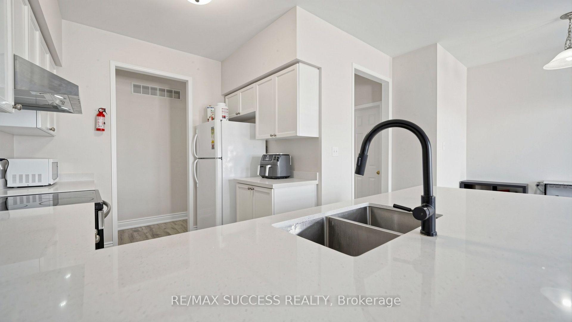 Photo 14 of 19 Boot Terrace, North York, York University Heights — HOMEH