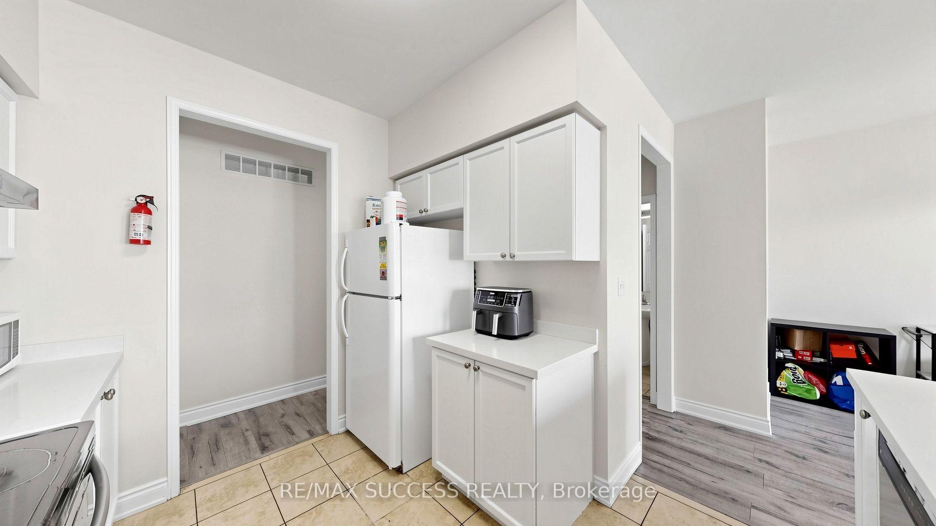Photo 15 of 19 Boot Terrace, North York, York University Heights — HOMEH