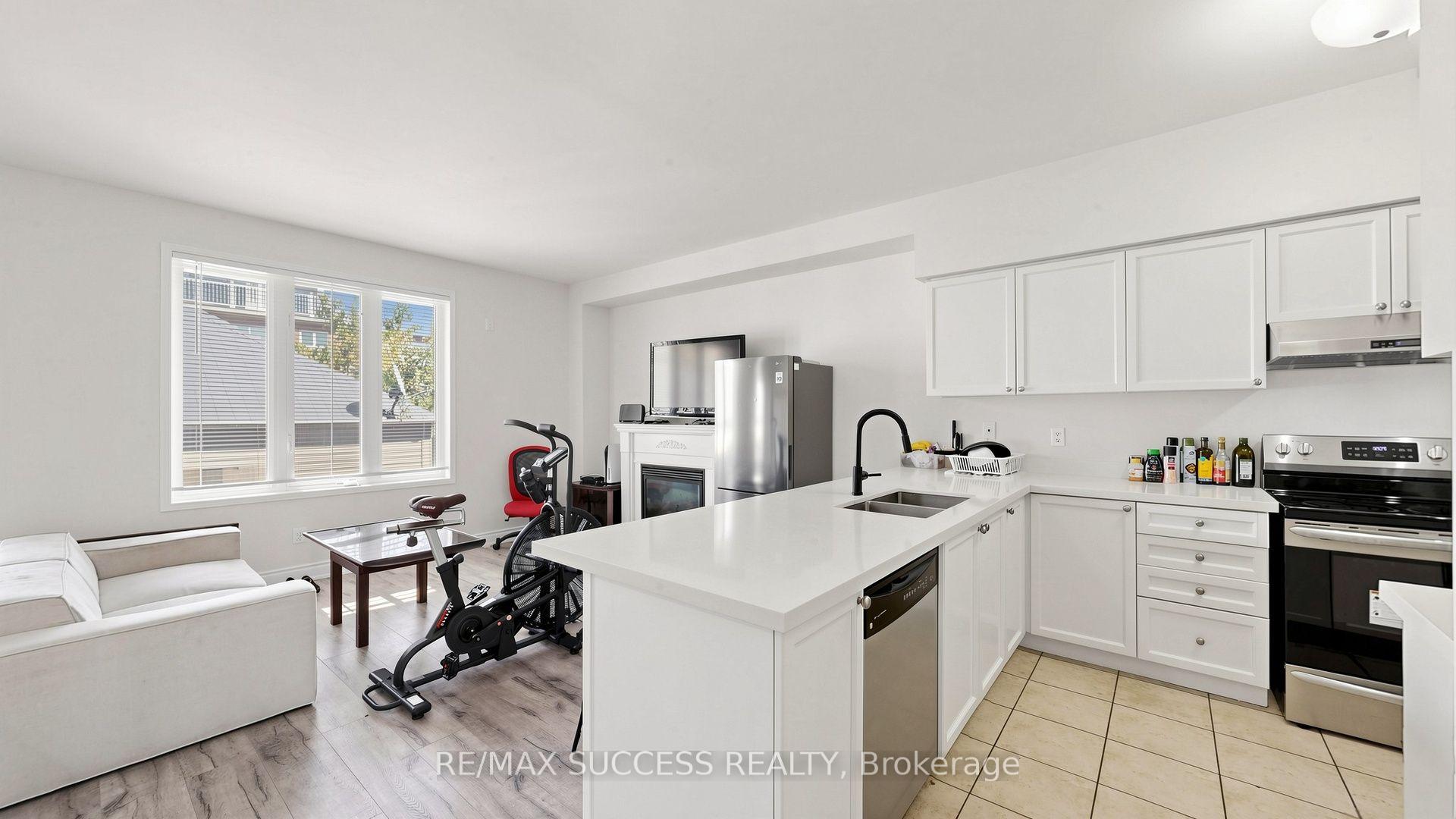 Photo 17 of 19 Boot Terrace, North York, York University Heights — HOMEH