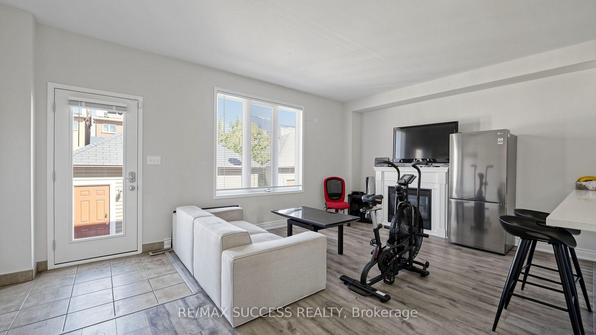 Photo 22 of 19 Boot Terrace, North York, York University Heights — HOMEH
