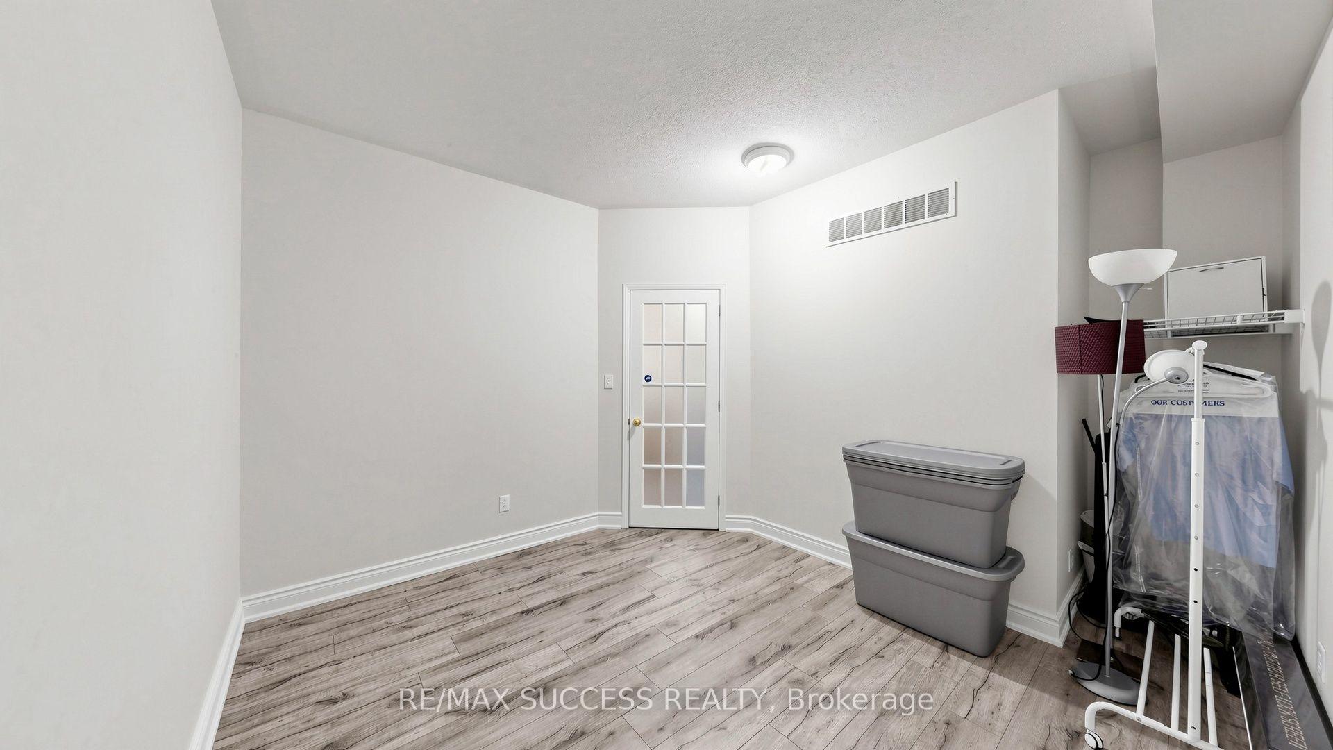 Photo 27 of 19 Boot Terrace, North York, York University Heights — HOMEH