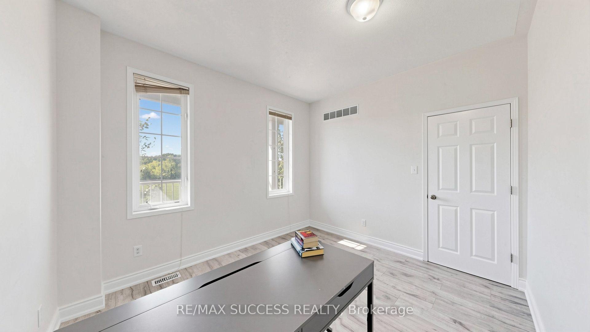Photo 29 of 19 Boot Terrace, North York, York University Heights — HOMEH