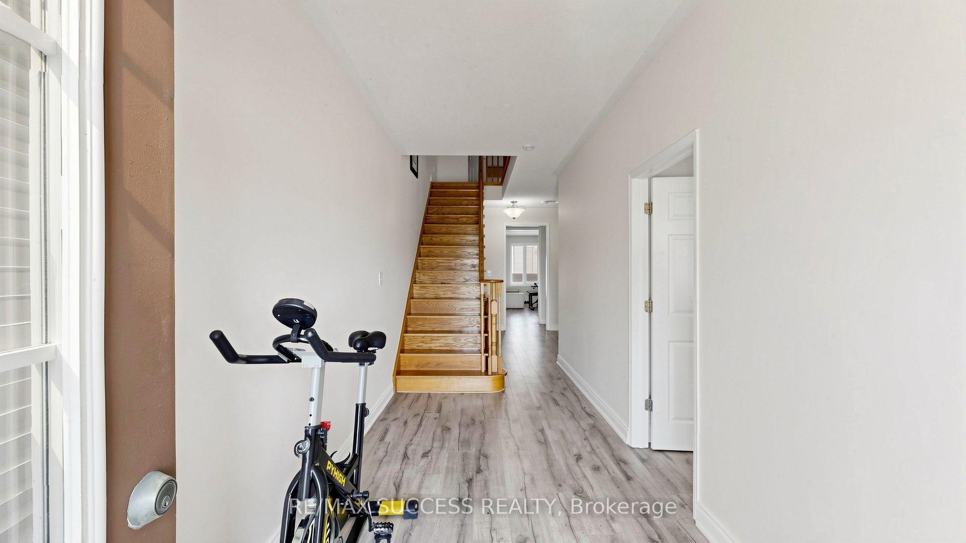 Photo 32 of 19 Boot Terrace, North York, York University Heights — HOMEH
