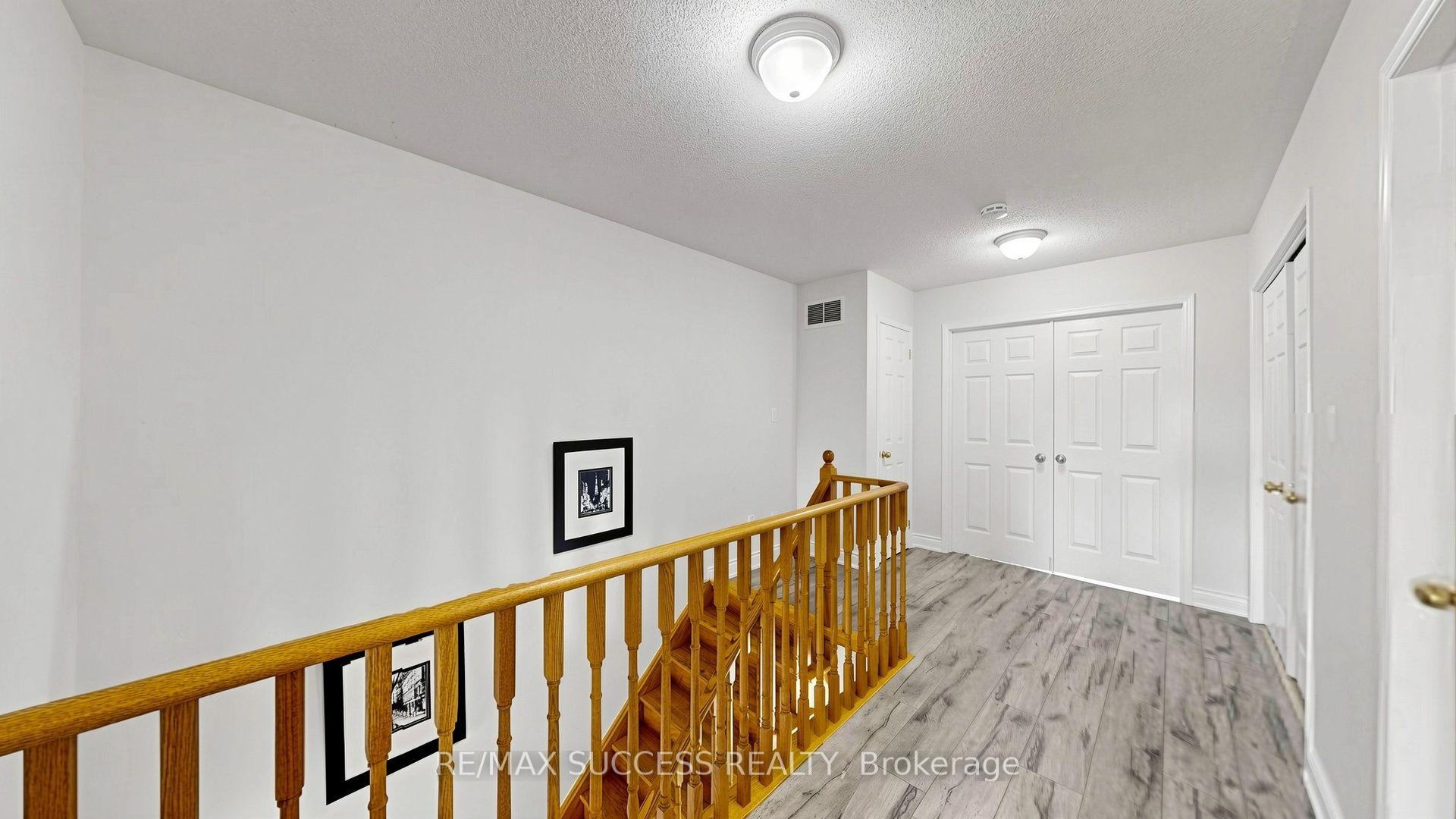 Photo 37 of 19 Boot Terrace, North York, York University Heights — HOMEH