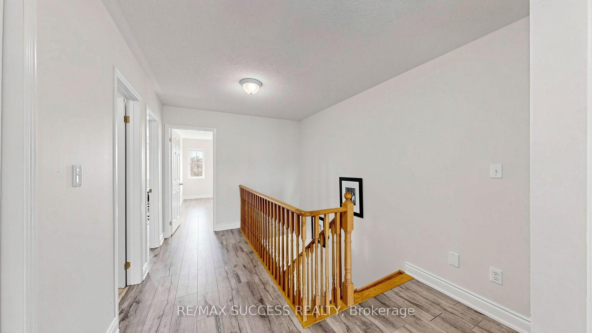 Photo 36 of 19 Boot Terrace, North York, York University Heights — HOMEH