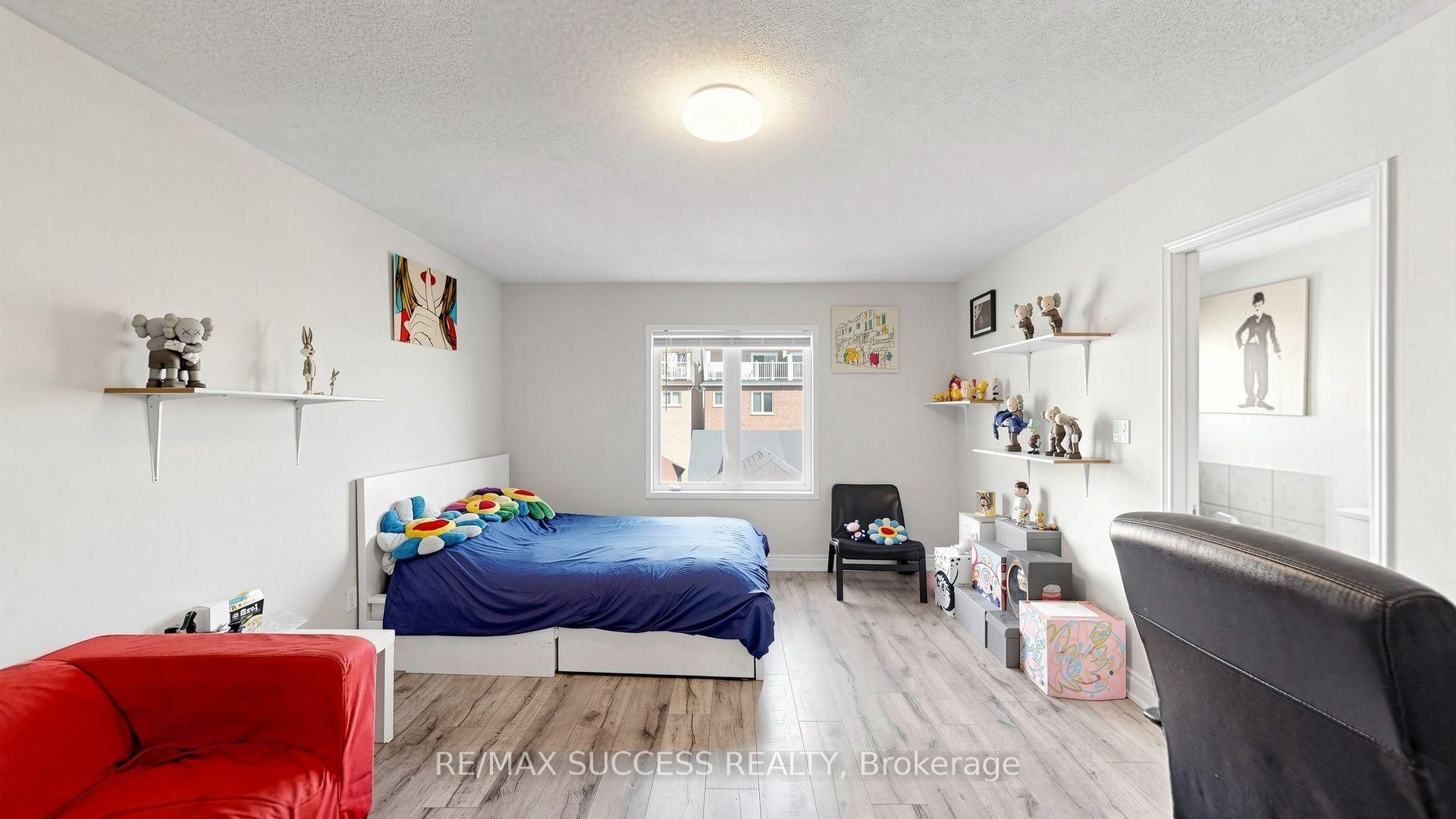 Photo 39 of 19 Boot Terrace, North York, York University Heights — HOMEH