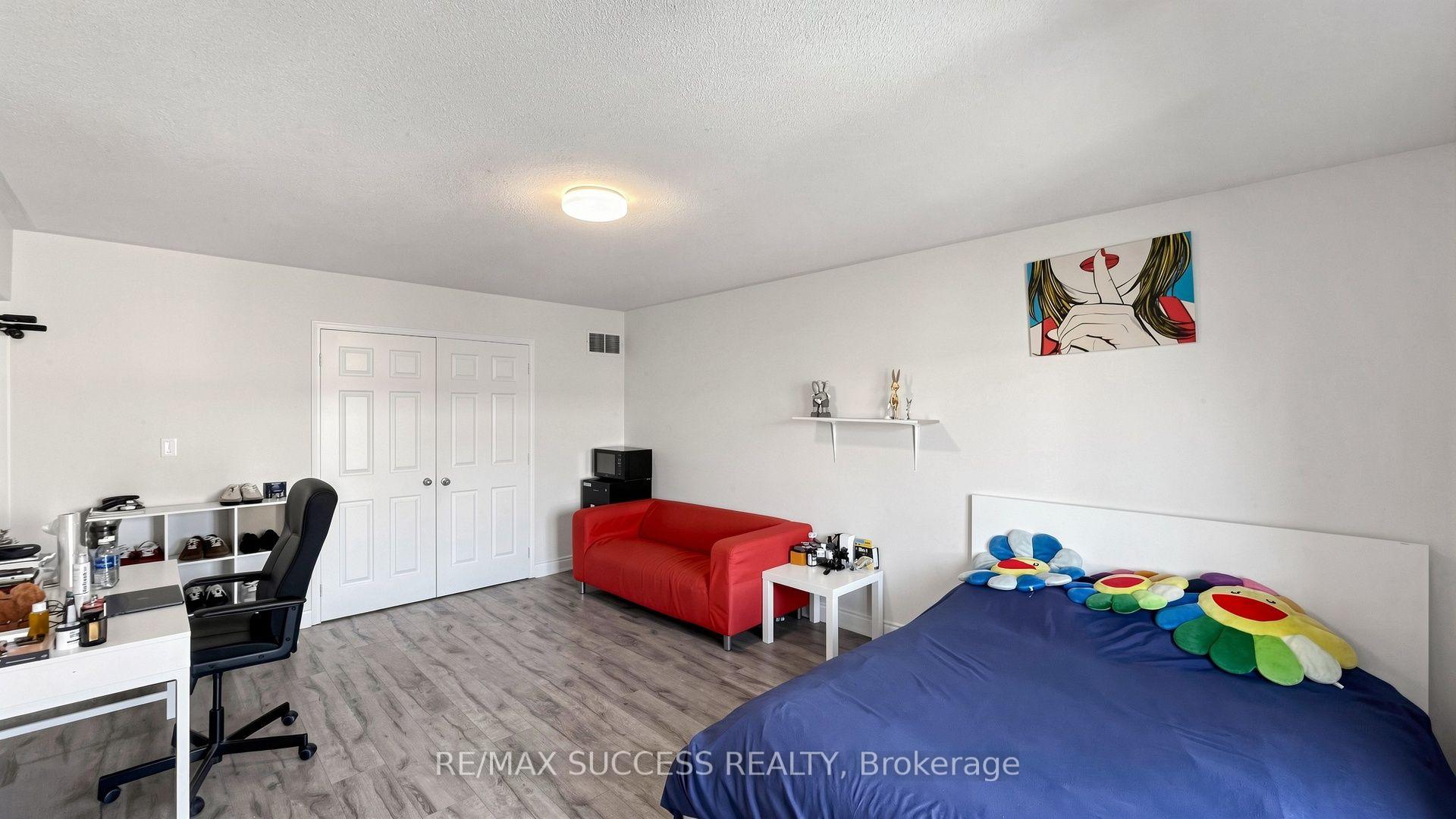 Photo 40 of 19 Boot Terrace, North York, York University Heights — HOMEH