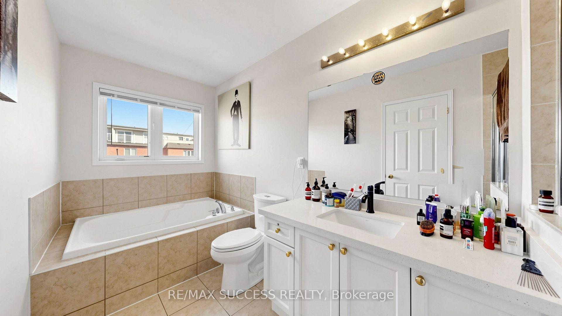 Photo 42 of 19 Boot Terrace, North York, York University Heights — HOMEH