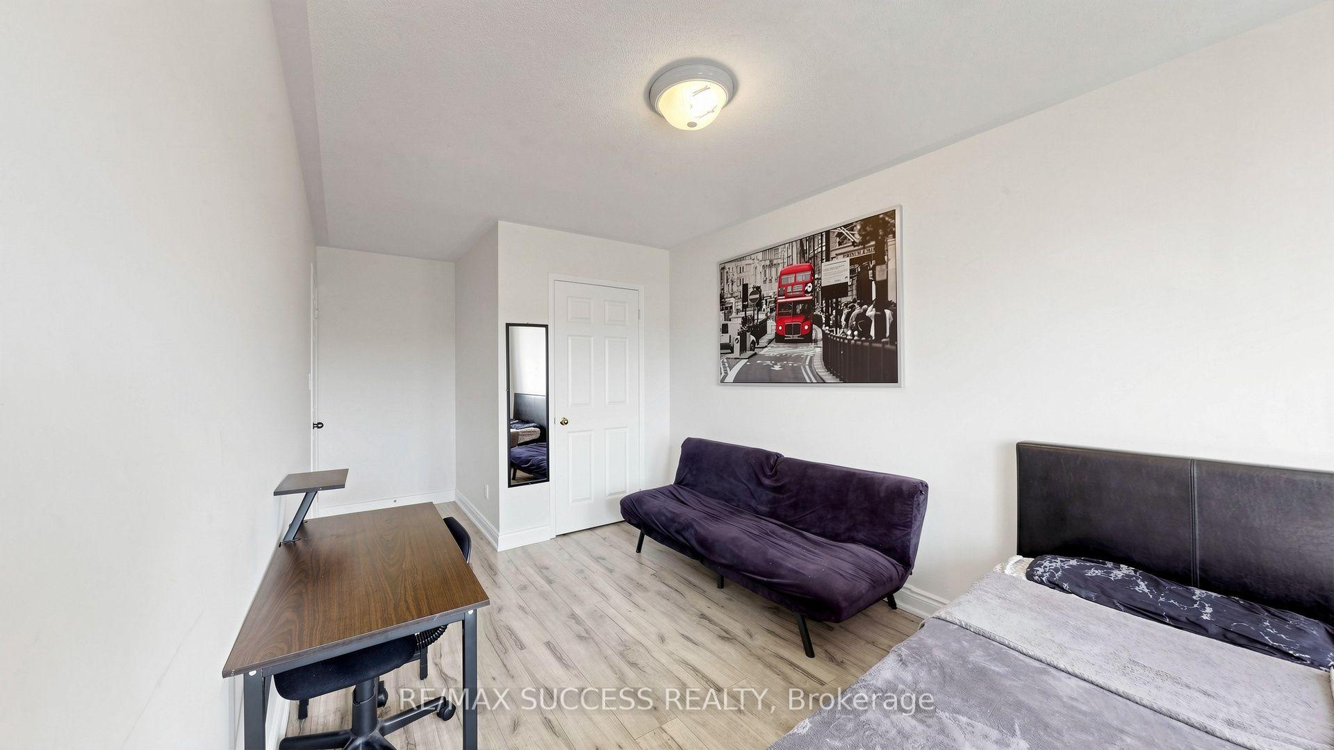 Photo 44 of 19 Boot Terrace, North York, York University Heights — HOMEH