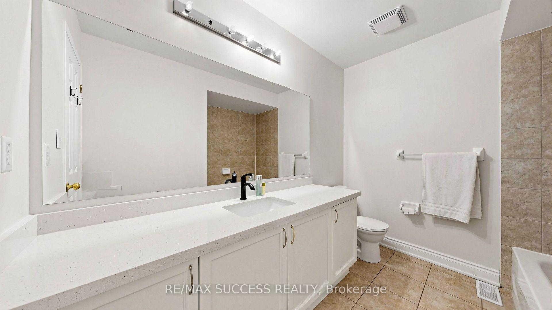 Photo 45 of 19 Boot Terrace, North York, York University Heights — HOMEH