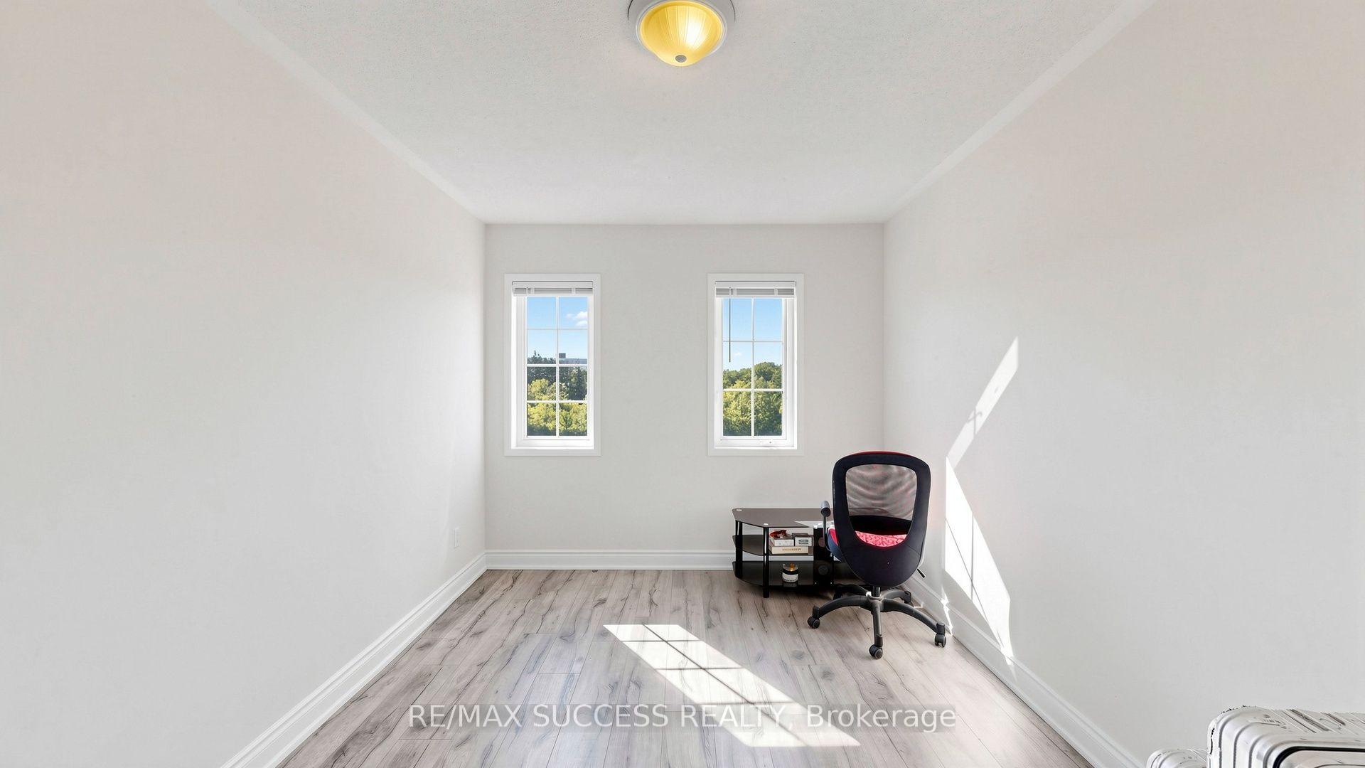 Photo 46 of 19 Boot Terrace, North York, York University Heights — HOMEH